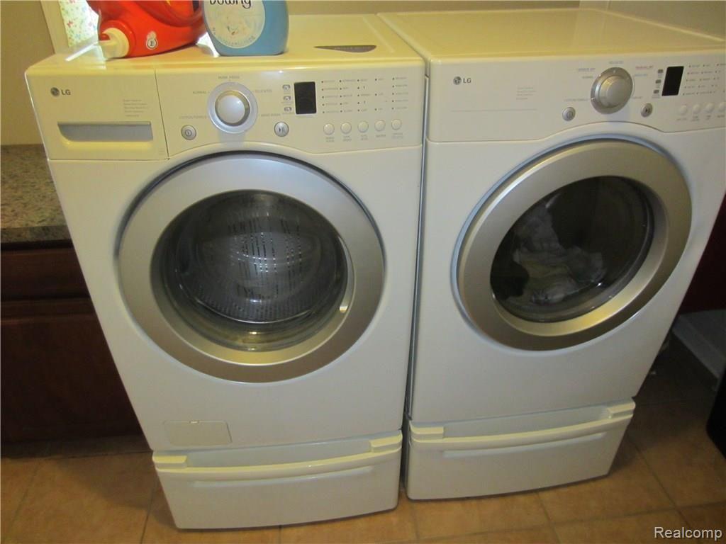 9915 Farmington Road Livonia, MI 48150 - Photo 46 of 46 washer dryer.JPG