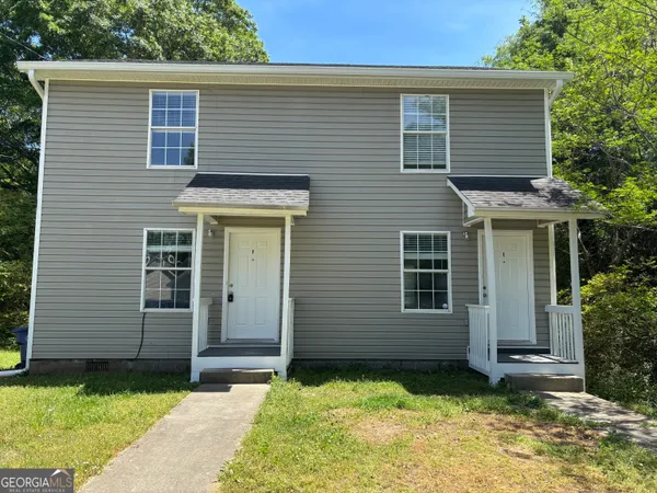 a view of a house with a yard