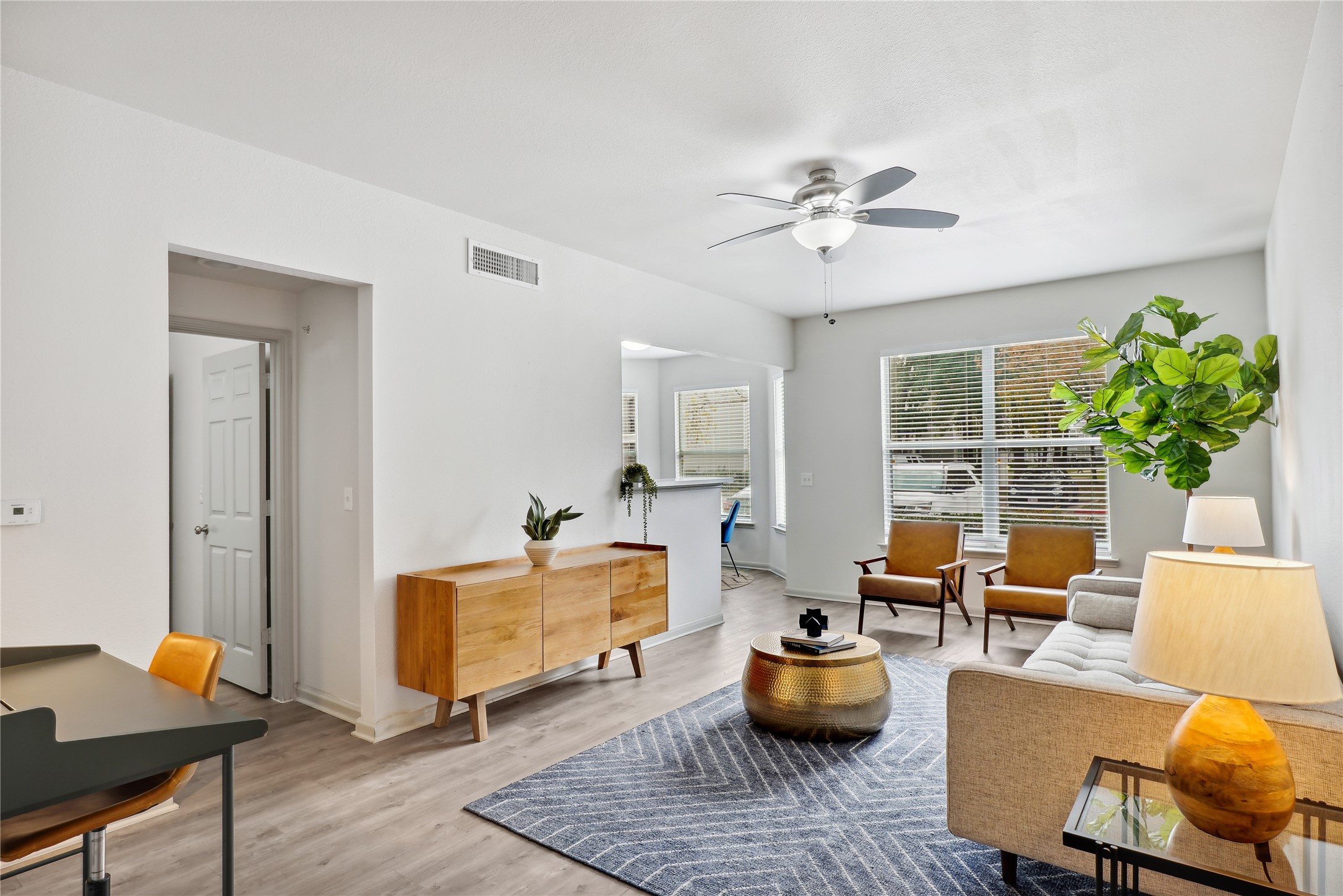 9494 Humble Westfield Road, Unit 934 Humble, TX 77338 - Photo 6 of 22 a living room with furniture and a potted plant