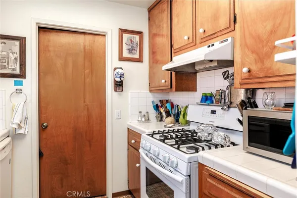 a kitchen with a stove and a refrigerator