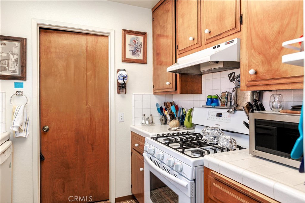 2023 Circle Cayucos, CA 93430 - Photo 9 of 44 a kitchen with a stove and a refrigerator