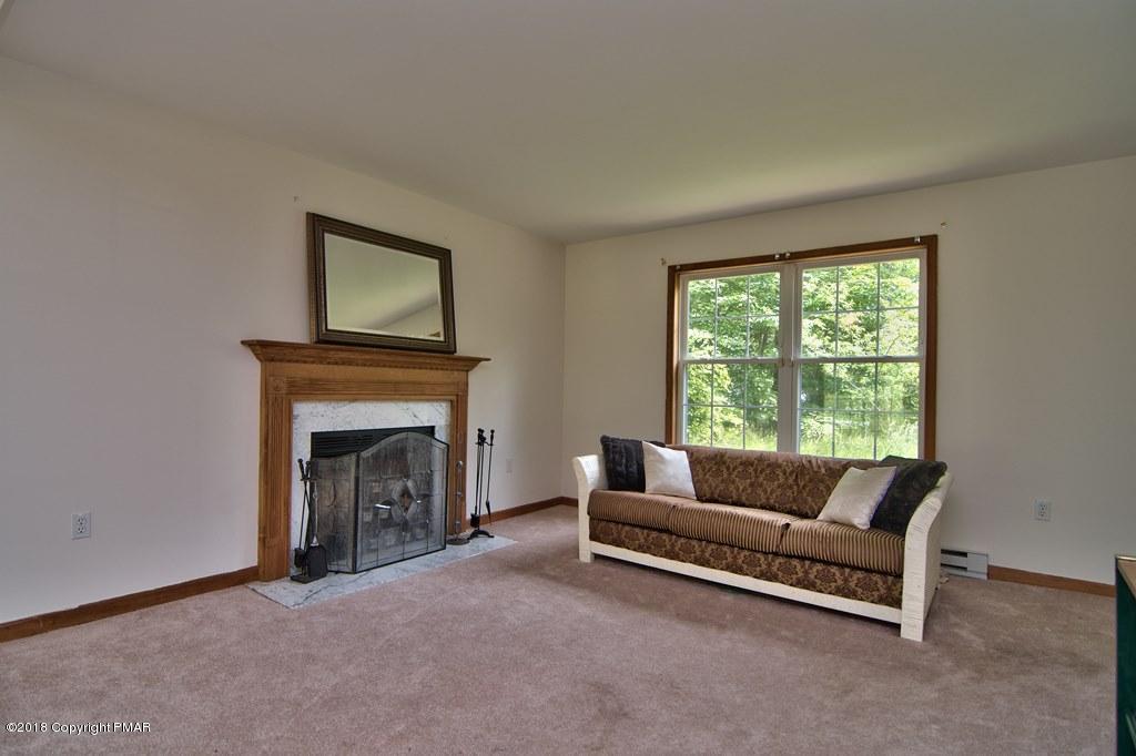6142 Horatio Road Tobyhanna, PA 18466 - Photo 3 of 34 Living Room