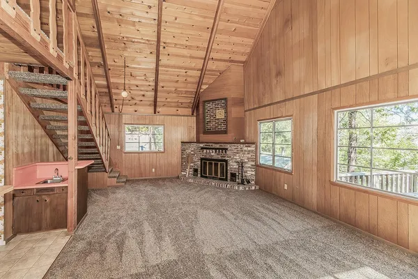 a view of livingroom with furniture and windows
