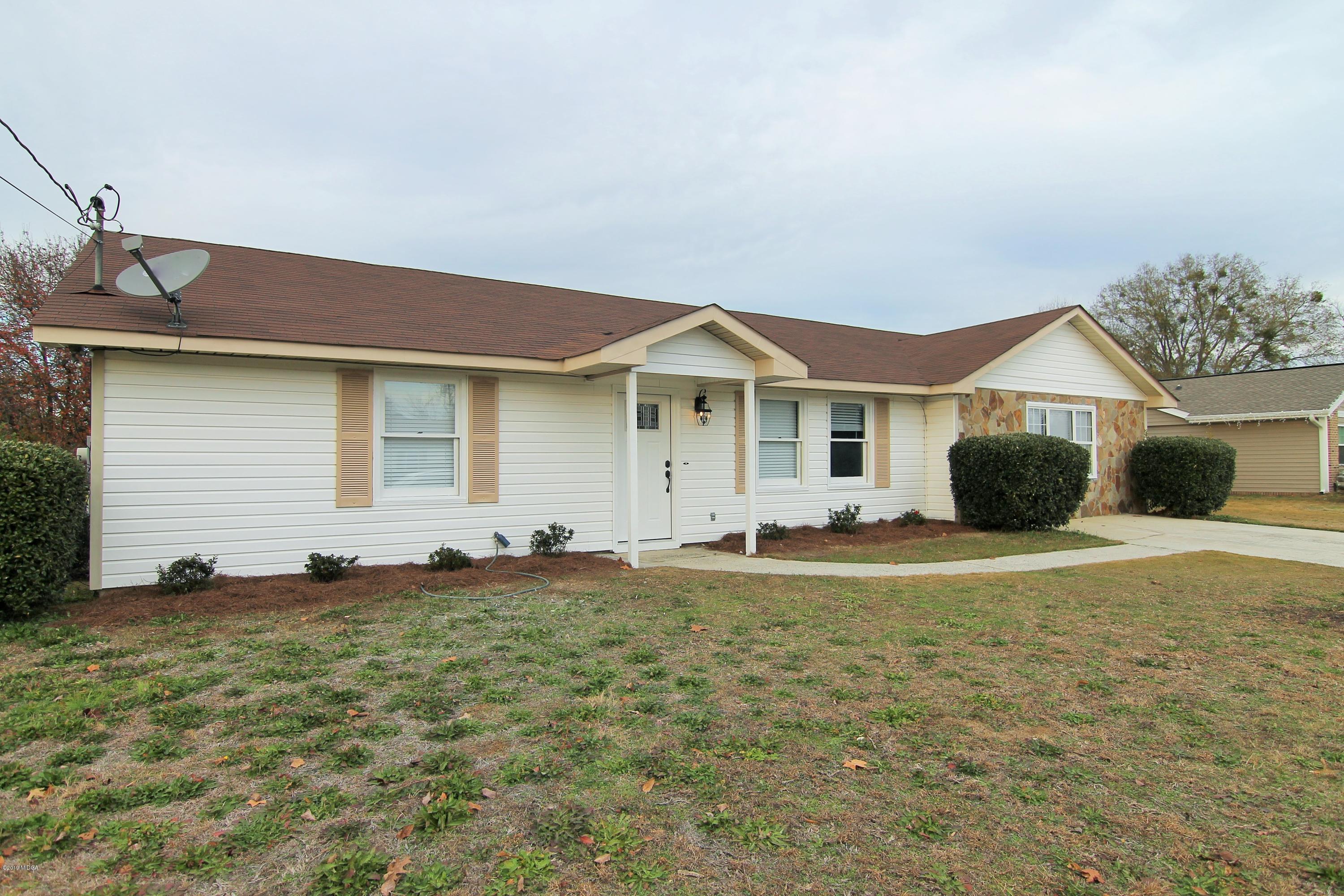 704 Fieldstone Road Warner Robins, GA 31093 - Photo 2 of 29 2