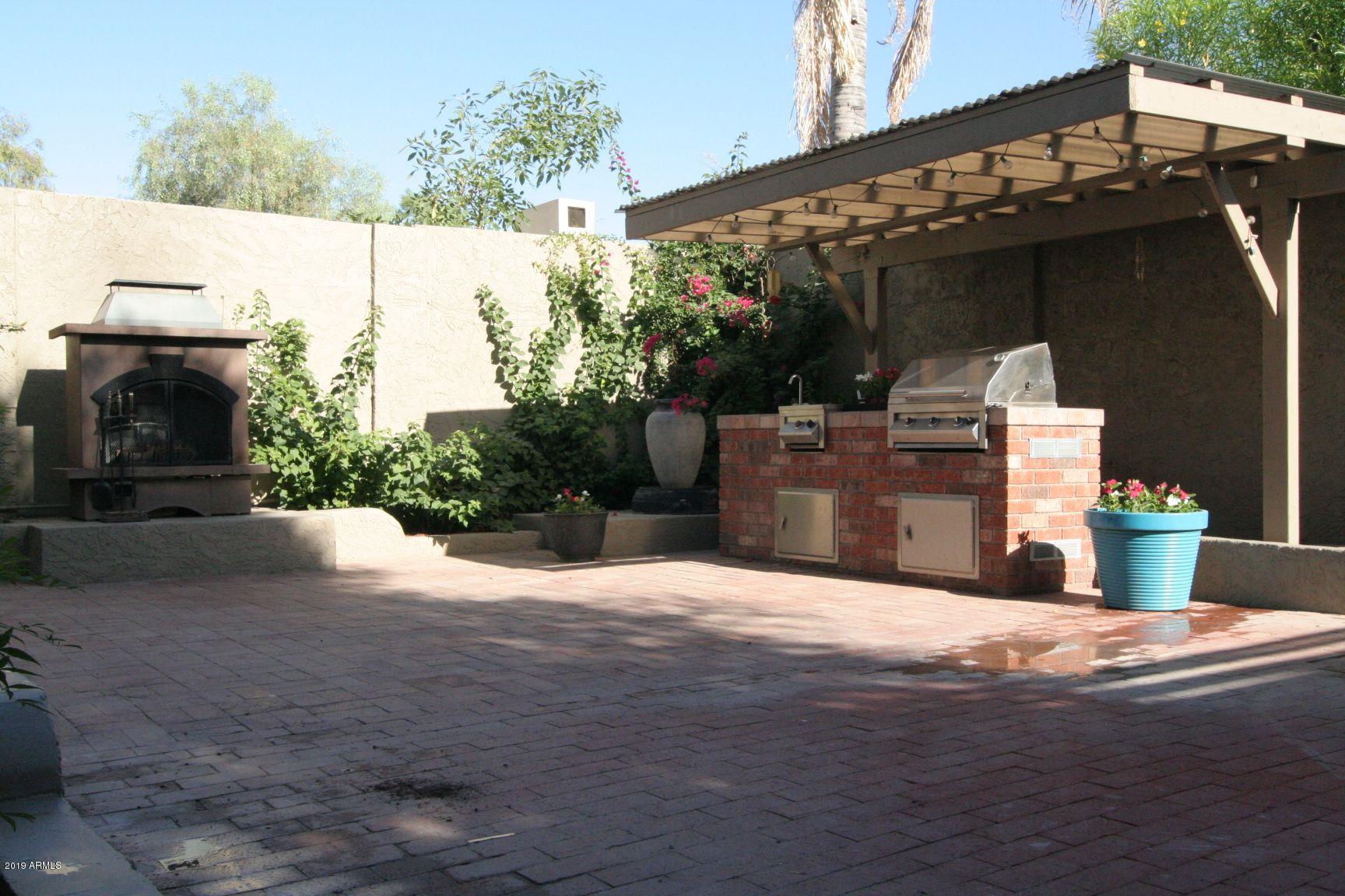136 West Victoria Square Phoenix, AZ 85013 - Photo 10 of 15 a view of a patio with table and chairs potted plants