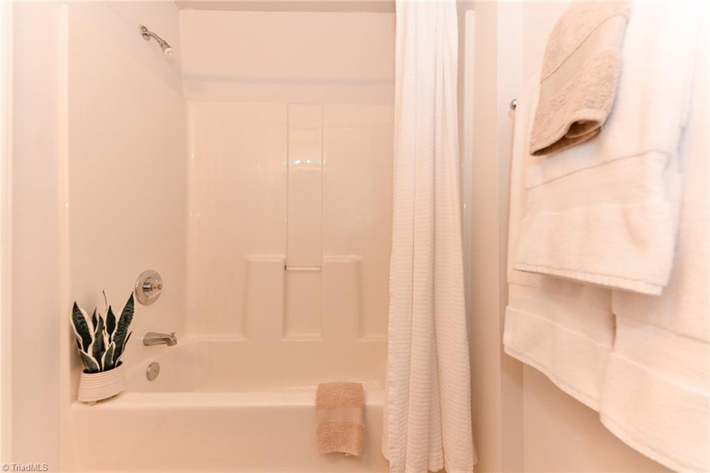 623 Timberline Ridge Lane Winston-Salem, NC 27106 - Photo 11 of 25 Hall bath with tub