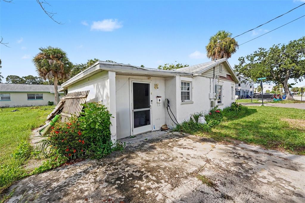 1811 2nd Street Indian Rocks Beach, FL 33785 - Photo 5 of 33 Gallery Image 5