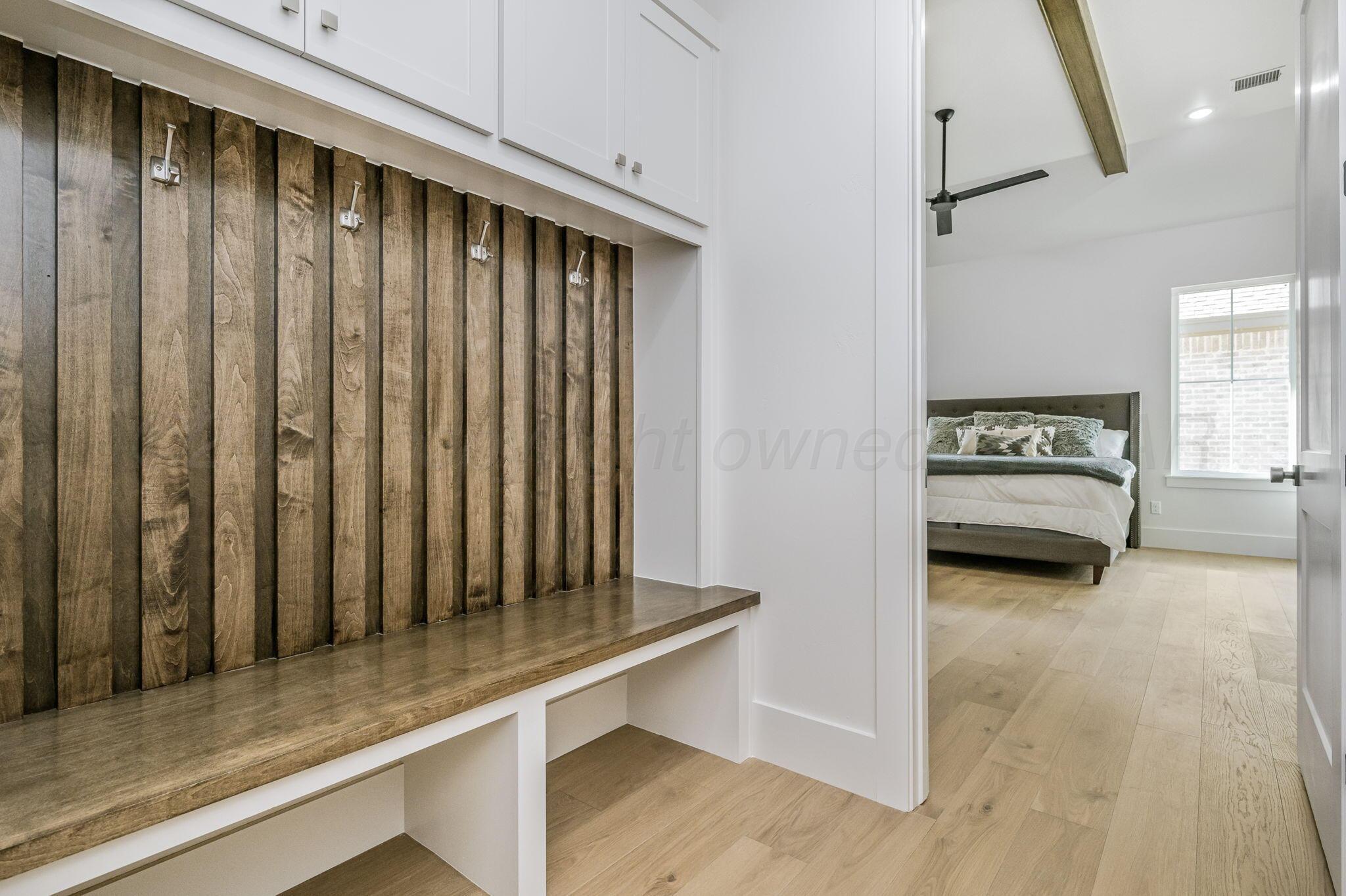 5806 Wesley Road Amarillo, TX 79119 - Photo 12 of 28 5806 Wesley Rd mud bench