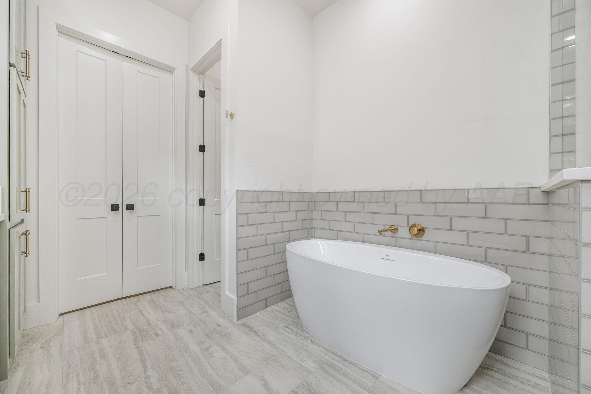 5806 Wesley Road Amarillo, TX 79119 - Photo 17 of 28 5806 Wesley Rd master bath soaking tub