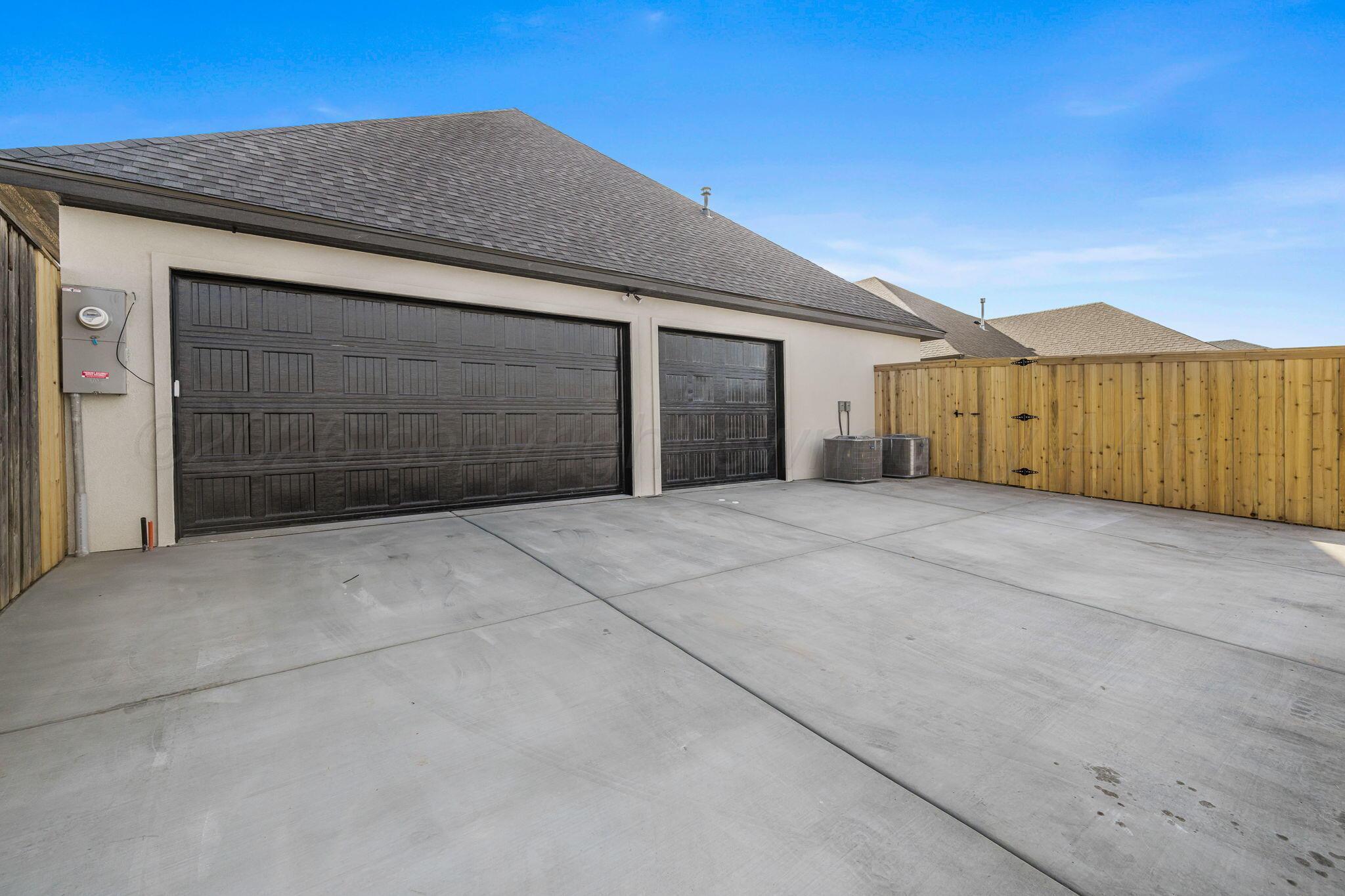 5806 Wesley Road Amarillo, TX 79119 - Photo 28 of 28 5806 Wesley Rd garage