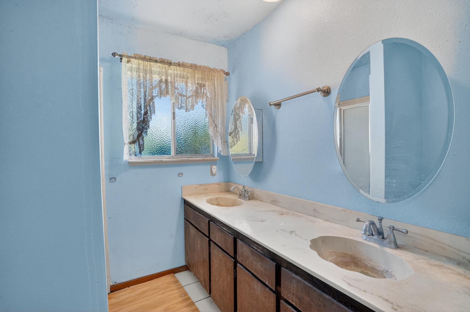 8465 Dillard Road Wilton, CA 95693 - Photo 28 of 49 Naster bath