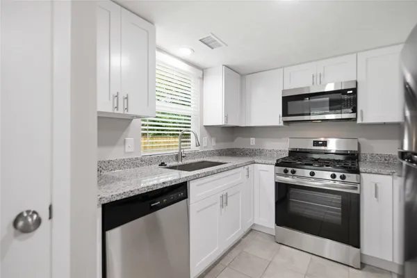 $2,400 | 21 Oldstream Court, The Woodlands, TX 77381