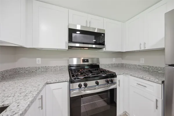 $2,400 | 21 Oldstream Court, The Woodlands, TX 77381