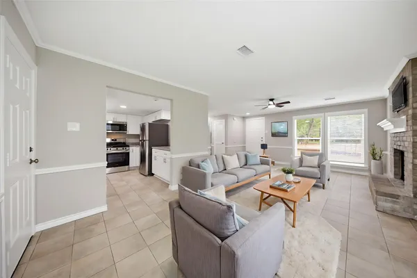 $2,400 | 21 Oldstream Court, The Woodlands, TX 77381