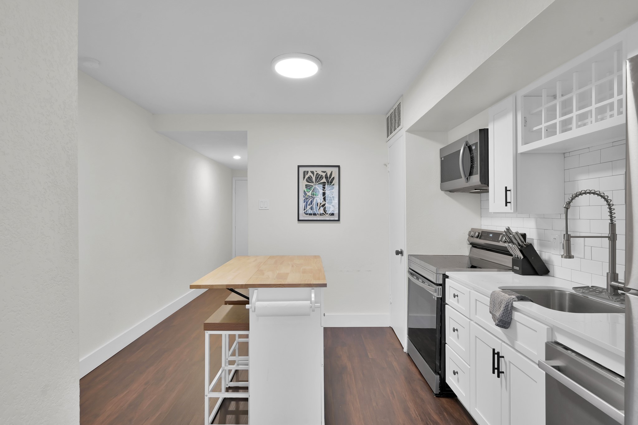 12900 Walden Road, Unit 506E Montgomery, TX 77356 - Photo 5 of 31 a kitchen with stainless steel appliances a sink stove and refrigerator