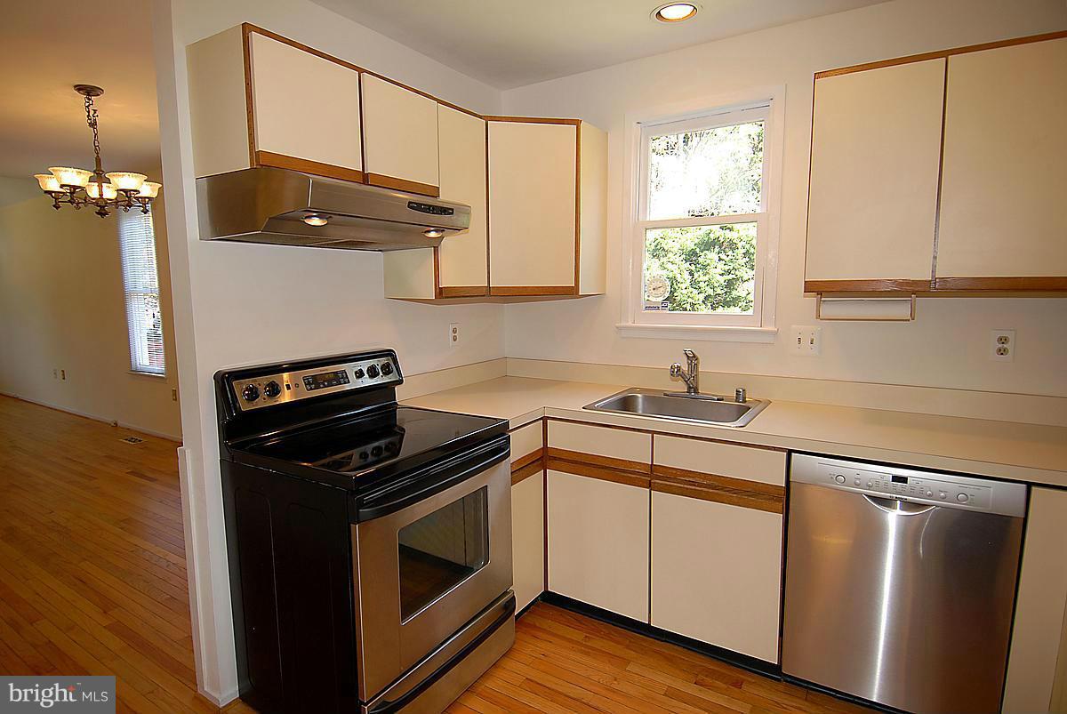 10043 Pratt Place Silver Spring, MD 20910 - Photo 9 of 22 Kitchen