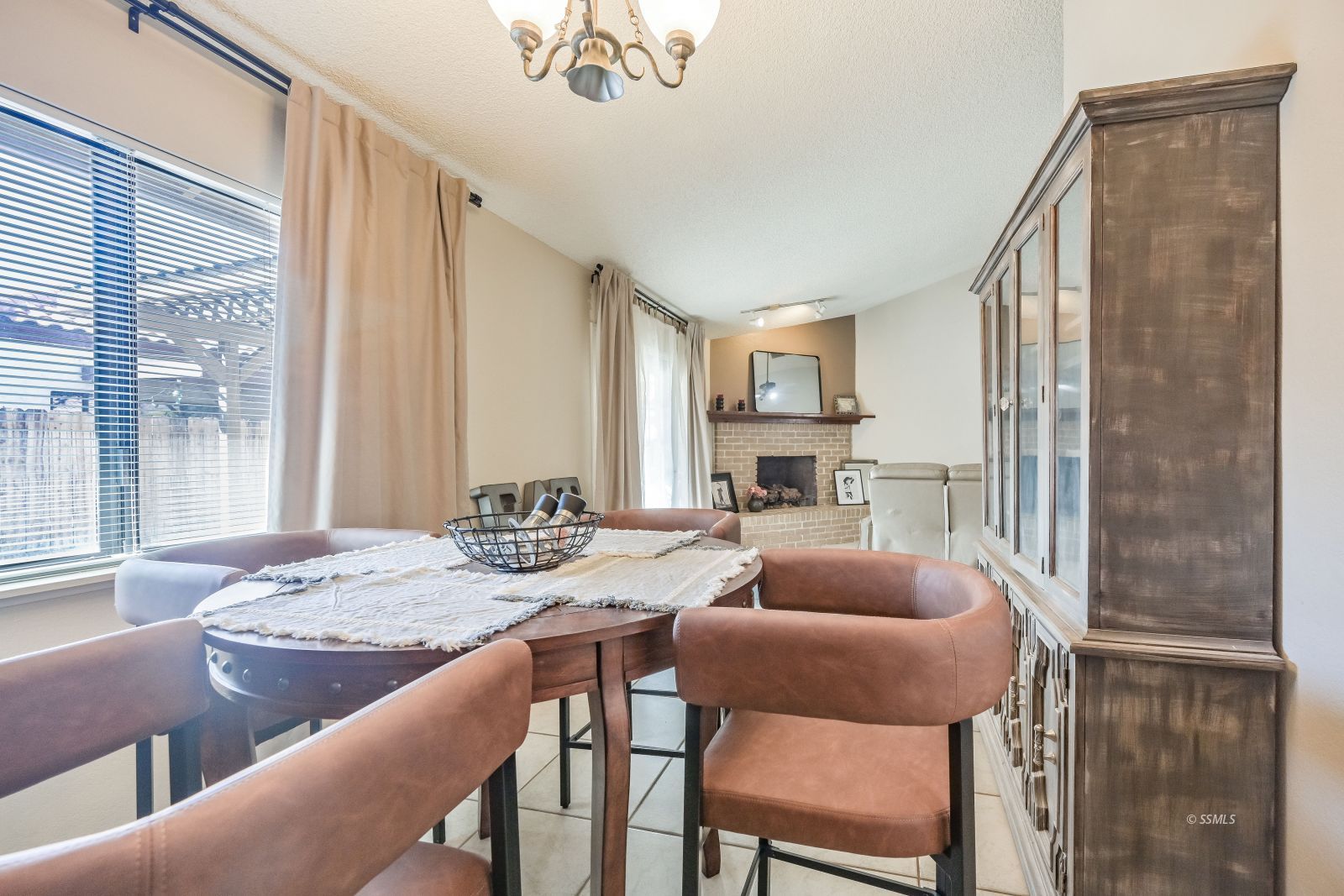 425 Mt Shasta Circle Ridgecrest, CA 93555 - Photo 12 of 47 a dining room with furniture and window