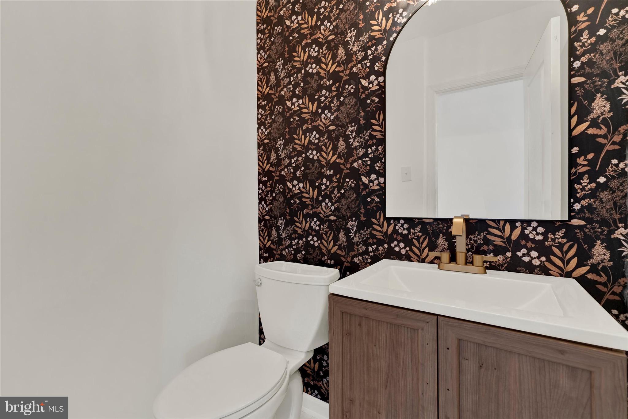 658 West Rolling Road Springfield, PA 19064 - Photo 8 of 53 1st floor Powder room