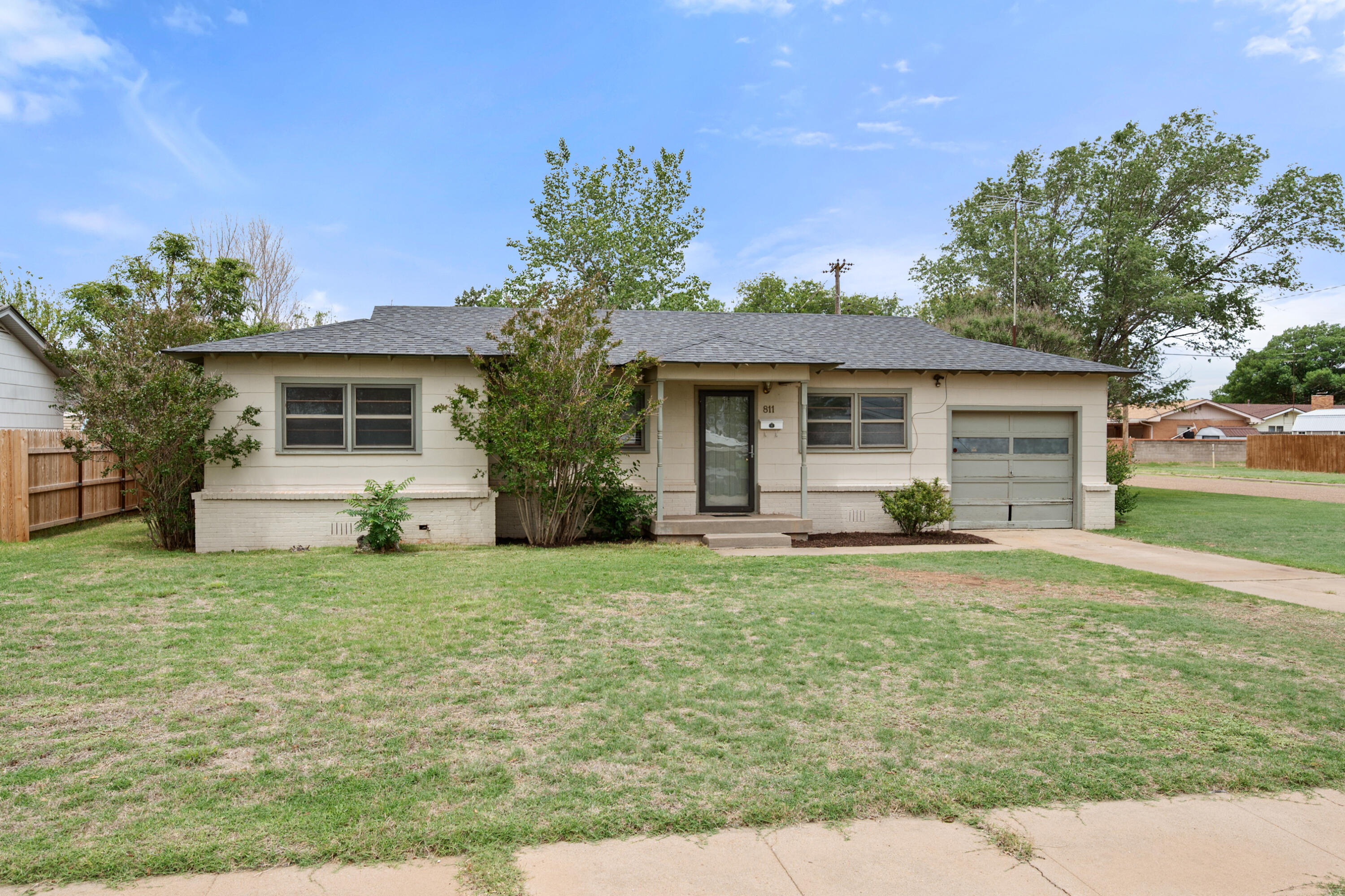 811 Zephyr Plainview, TX 79072 - Photo 3 of 25 a front view of house with yard and green space