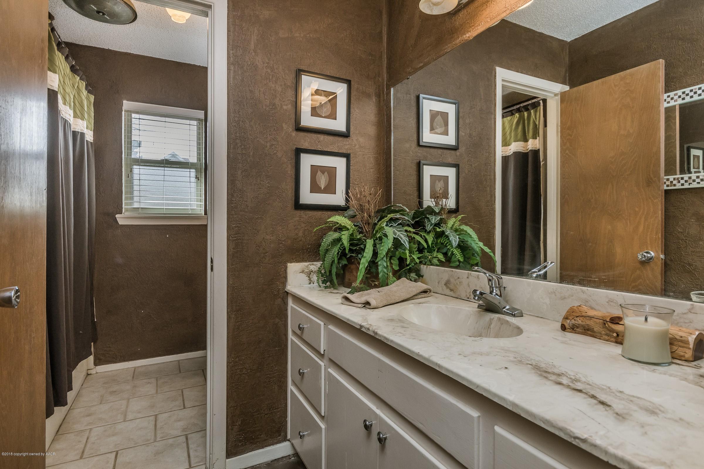 4821 South Rusk Street Amarillo, TX 79110 - Photo 14 of 24 014_Hall Bathroom_