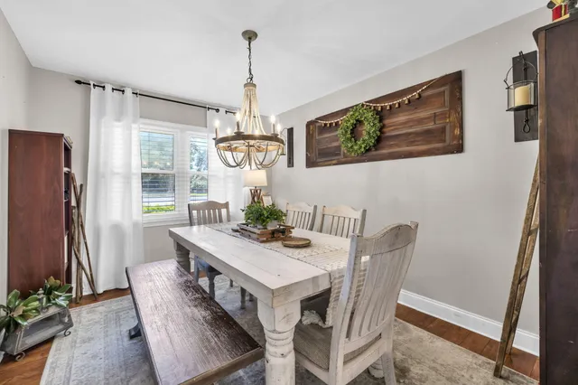 a view of livingroom with furniture