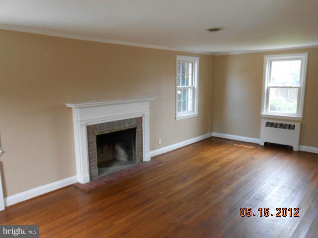 7019 Alden Road Baltimore, MD 21208 - Photo 4 of 16 Living Room