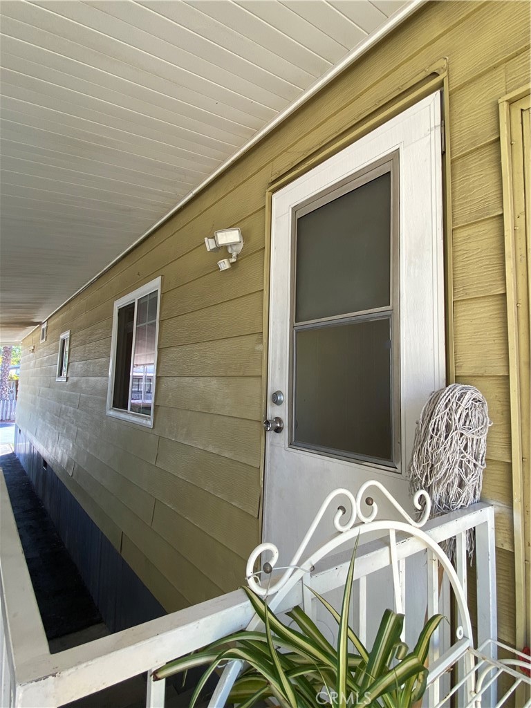 995 Pomona Road, Unit 41 Corona, CA 92882 - Photo 8 of 12 a front view of a house with table