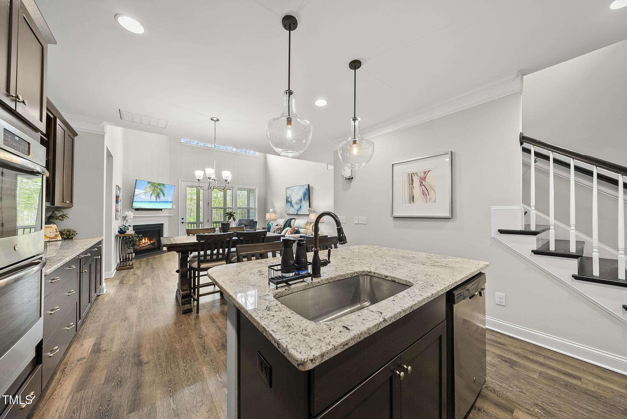 Gourmet Kitchen w/ double oven and tons of cabinet space