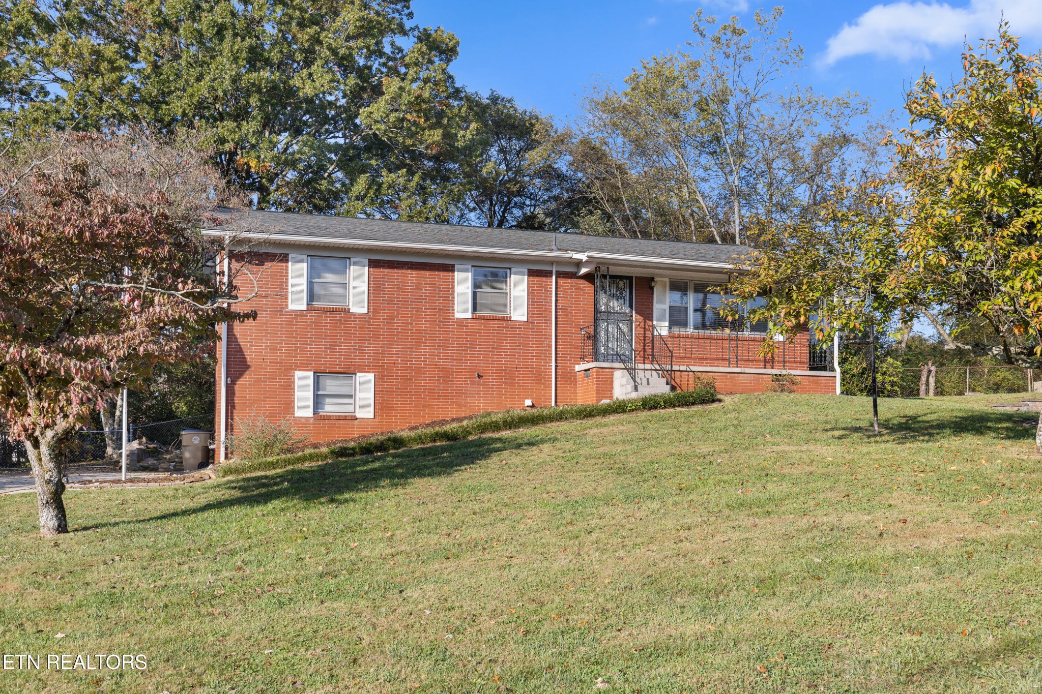 5541 Stoneleigh Road Knoxville, TN 37912 - Photo 1 of 28 Gallery Image 1