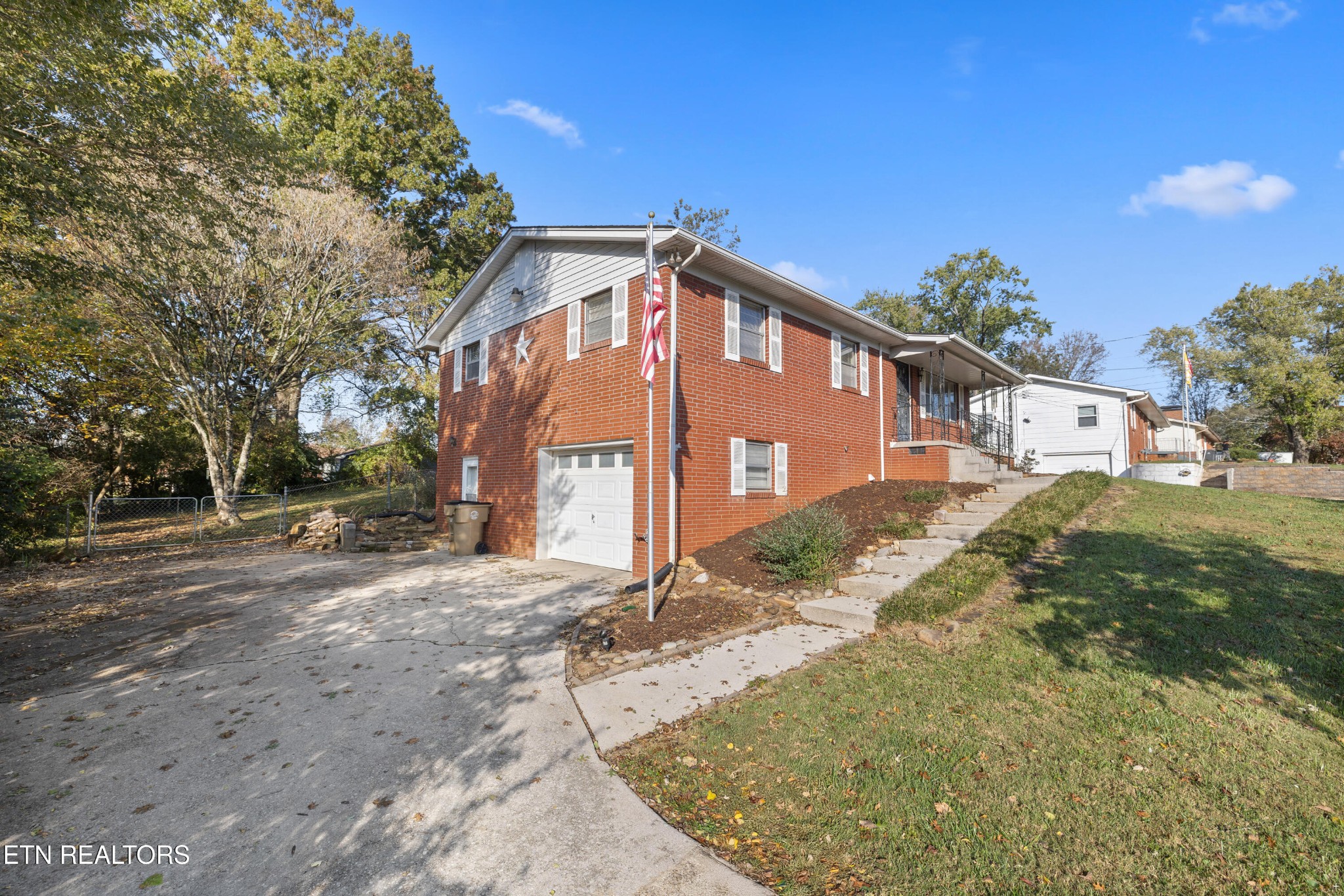 5541 Stoneleigh Road Knoxville, TN 37912 - Photo 2 of 28 Gallery Image 2