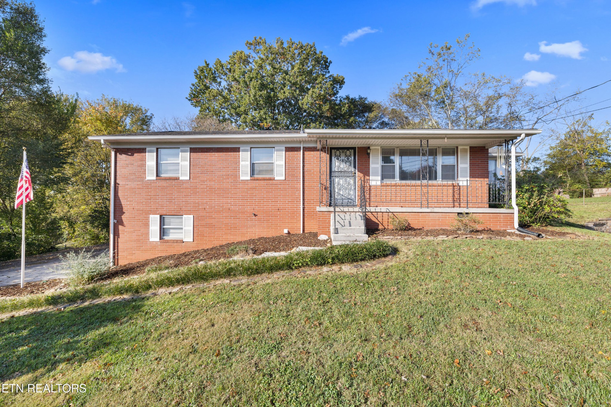 5541 Stoneleigh Road Knoxville, TN 37912 - Photo 3 of 28 Gallery Image 3