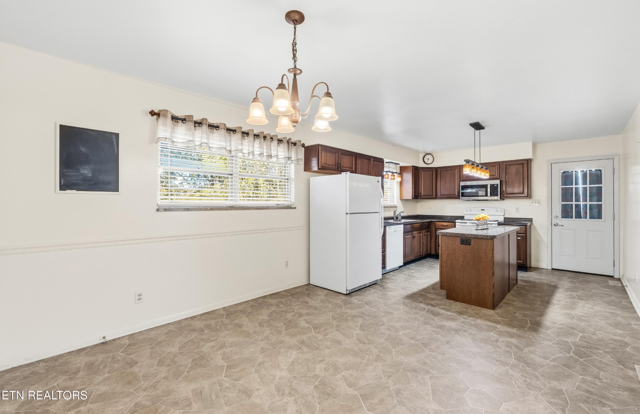 5541 Stoneleigh Road Knoxville, TN 37912 - Photo 6 of 28 Gallery Image 6
