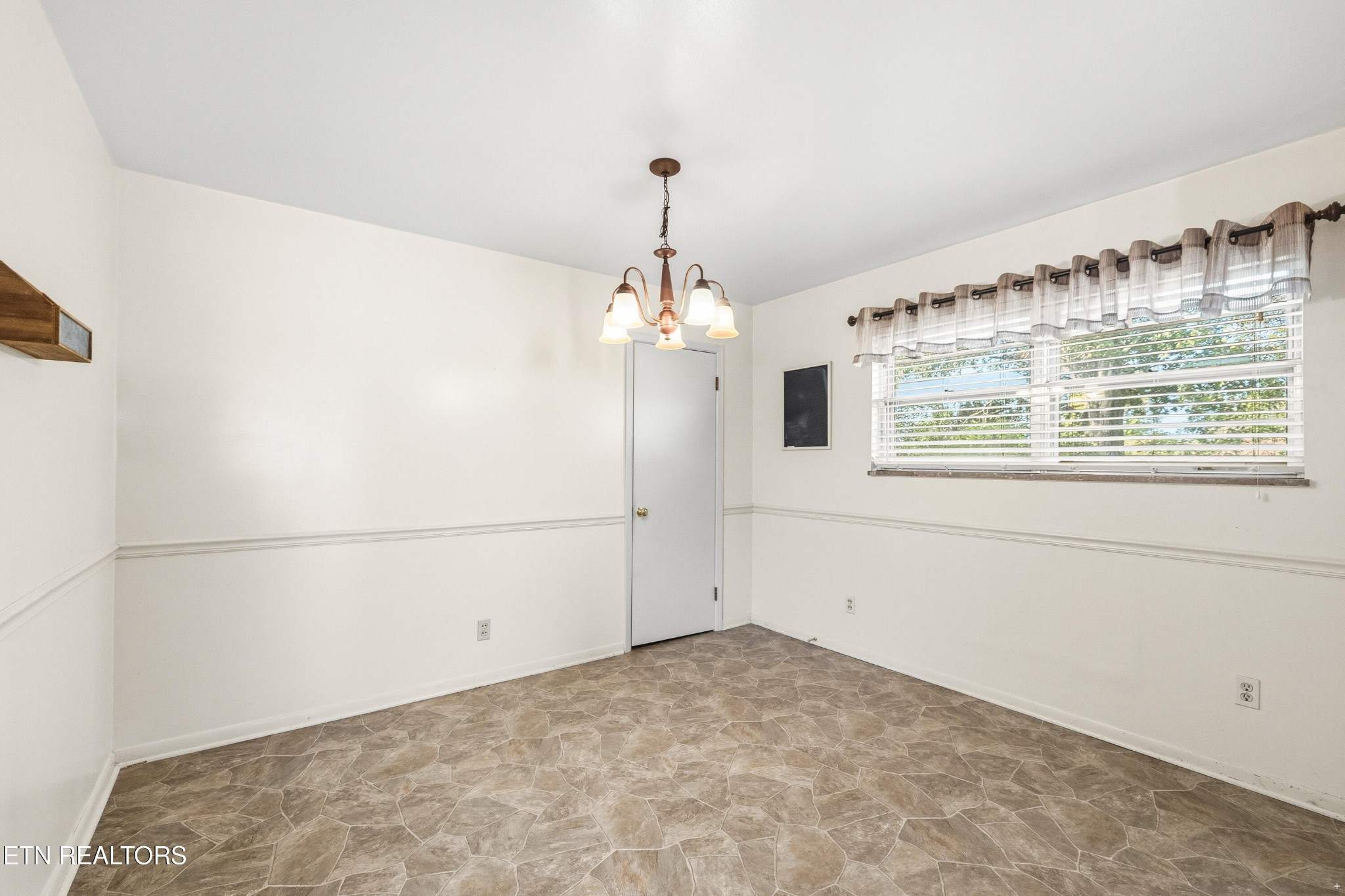 5541 Stoneleigh Road Knoxville, TN 37912 - Photo 10 of 28 Gallery Image 10