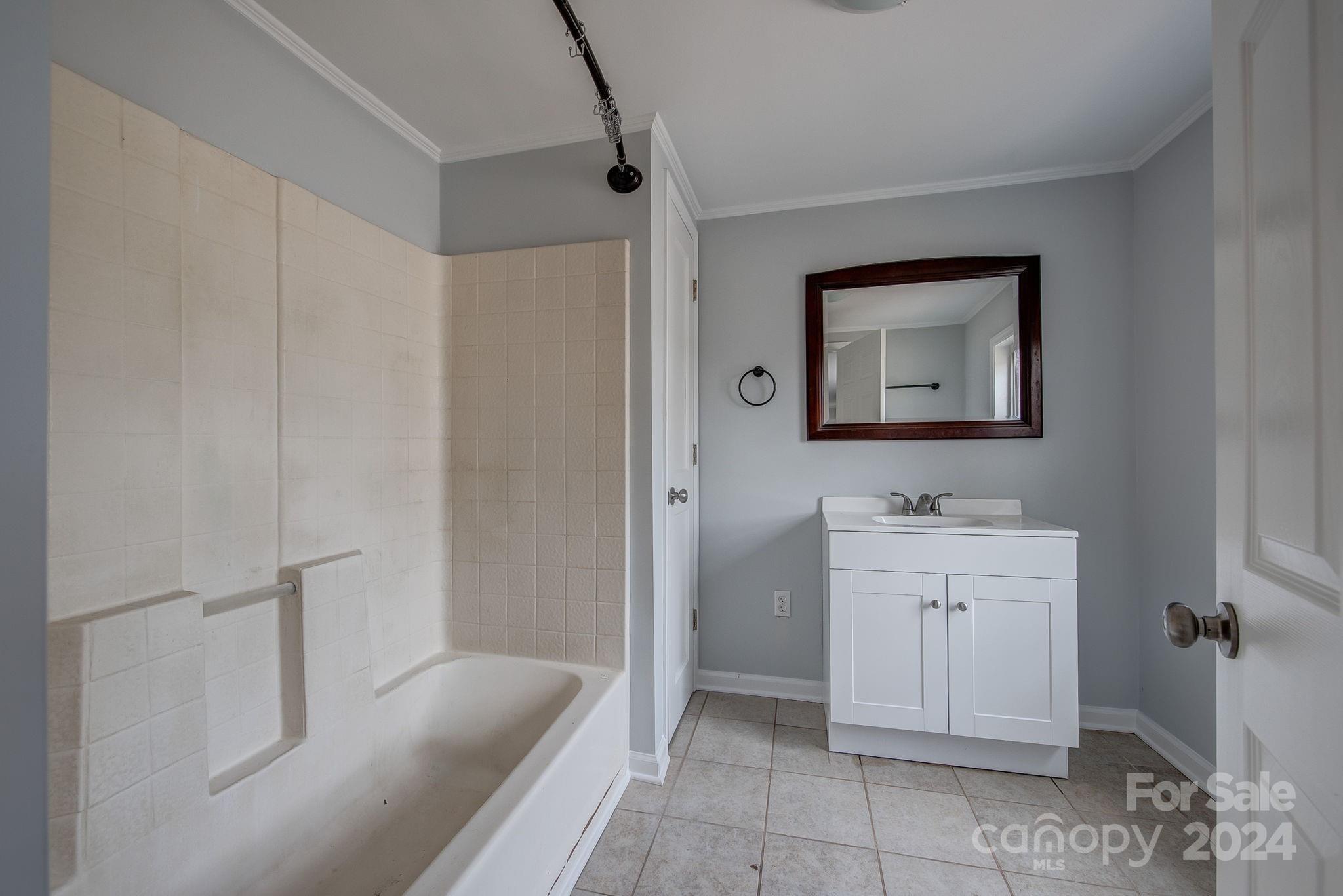 2714 Rufus Ratchford Road Gastonia, NC 28056 - Photo 10 of 28 a bathroom with a toilet sink and tub