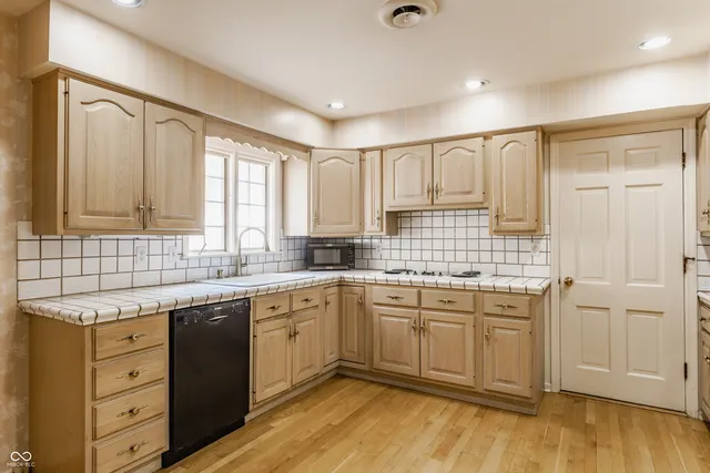 $575,000 | 7102 Dean Road, Indianapolis, IN 46240