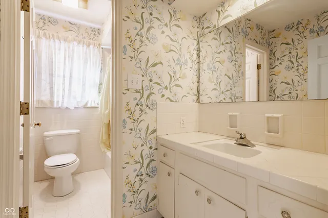 $575,000 | 7102 Dean Road, Indianapolis, IN 46240