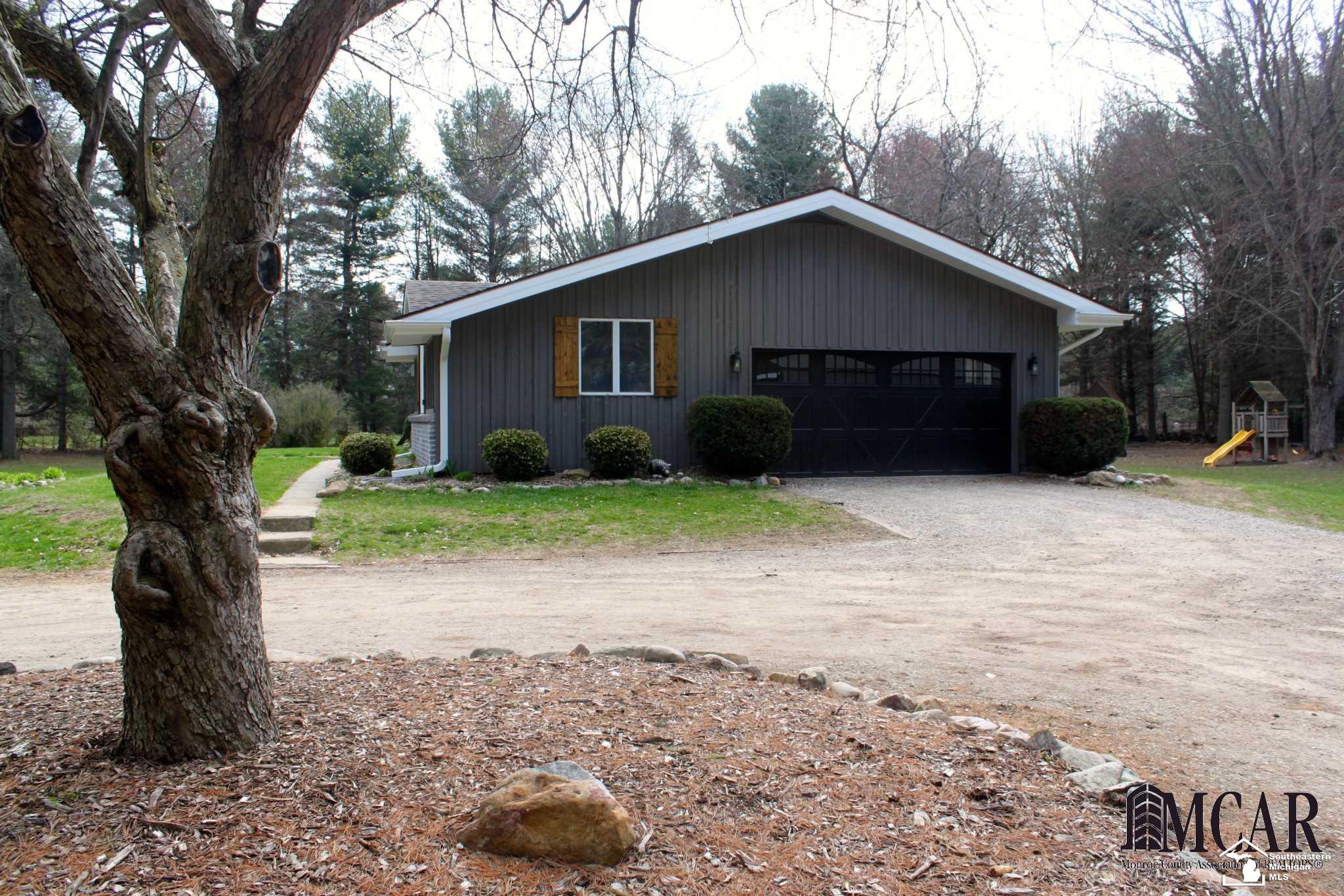 15655 Albain Road Petersburg, MI 49270 - Photo 24 of 32 Side Load Garage