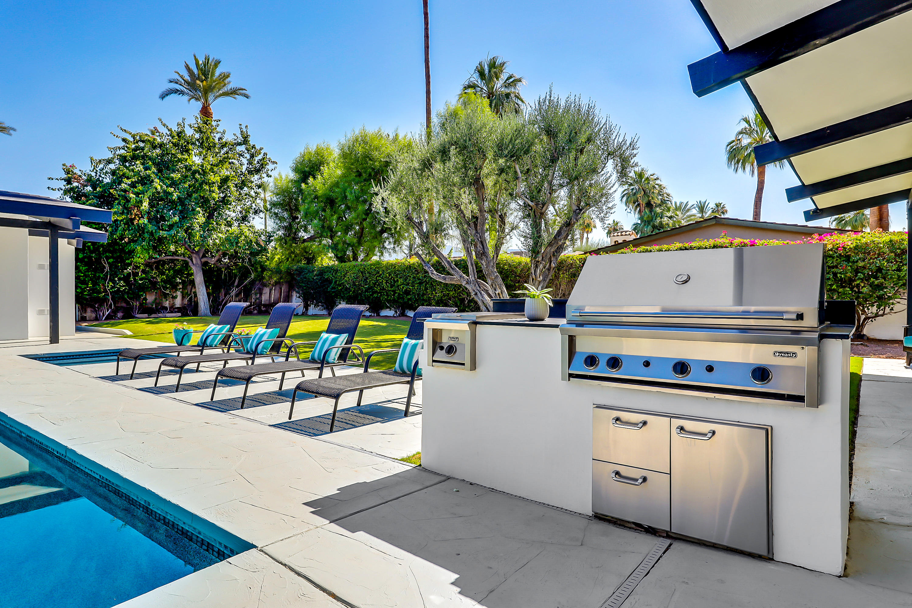 45731 Paradise Valley Road Indian Wells, CA 92210 - Photo 20 of 41 a utility room with dryer and washer