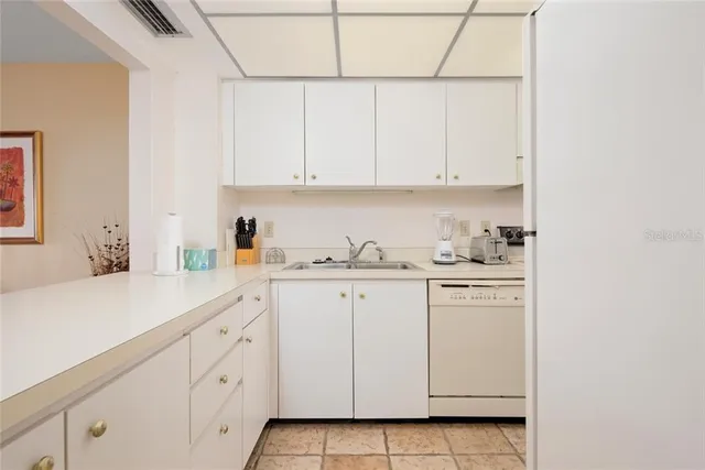 $6,000 | 5393 Gulf Of Mexico Drive, Unit 208, Longboat Key, FL 34228