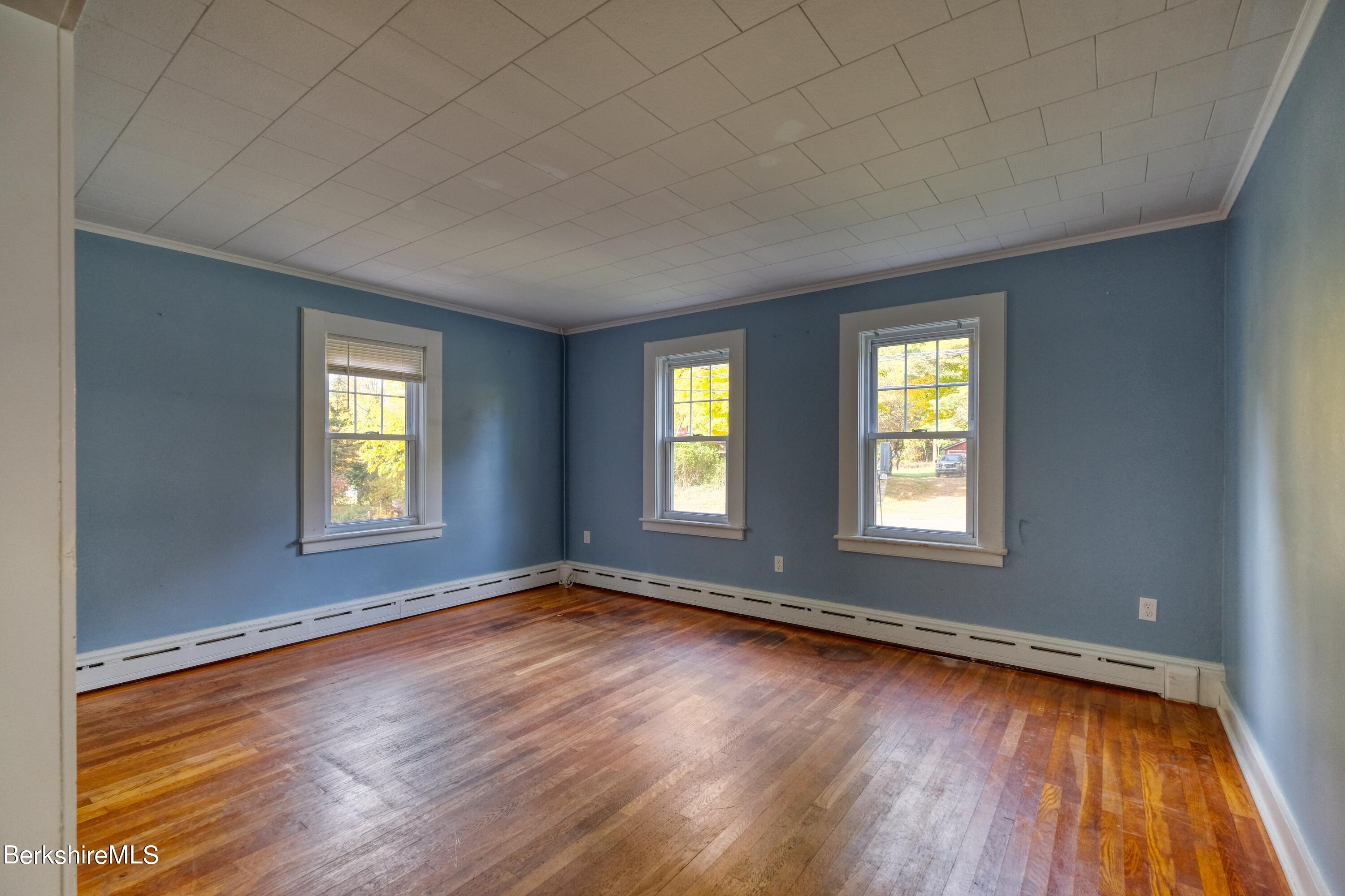 44 New Lenox Road Lenox, MA 01240 - Photo 4 of 21 LIVING ROOM