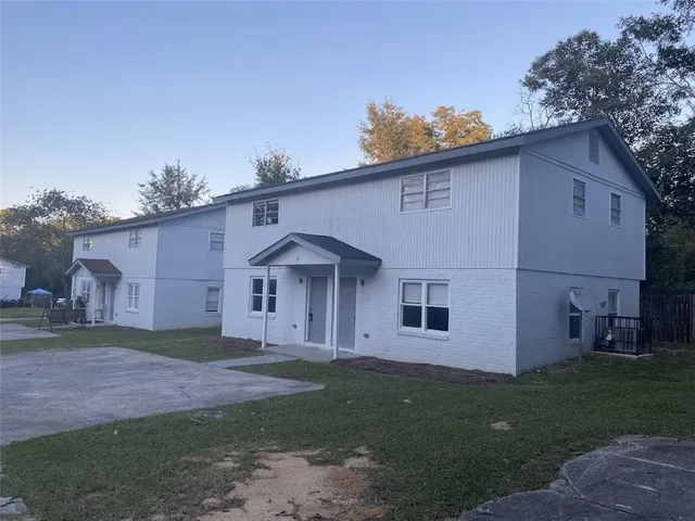 a view of a house with a yard