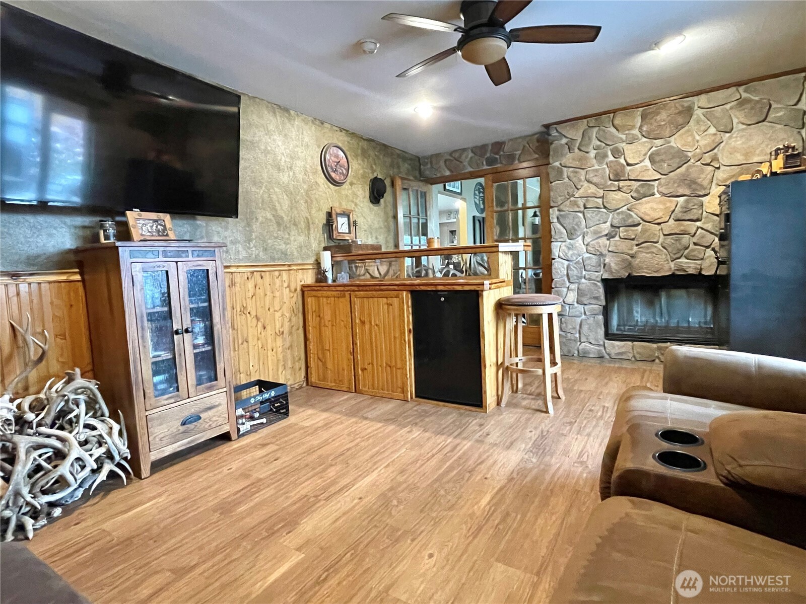 1180 4th Avenue North Okanogan, WA 98840 - Photo 15 of 40 a living room with furniture and a flat screen tv