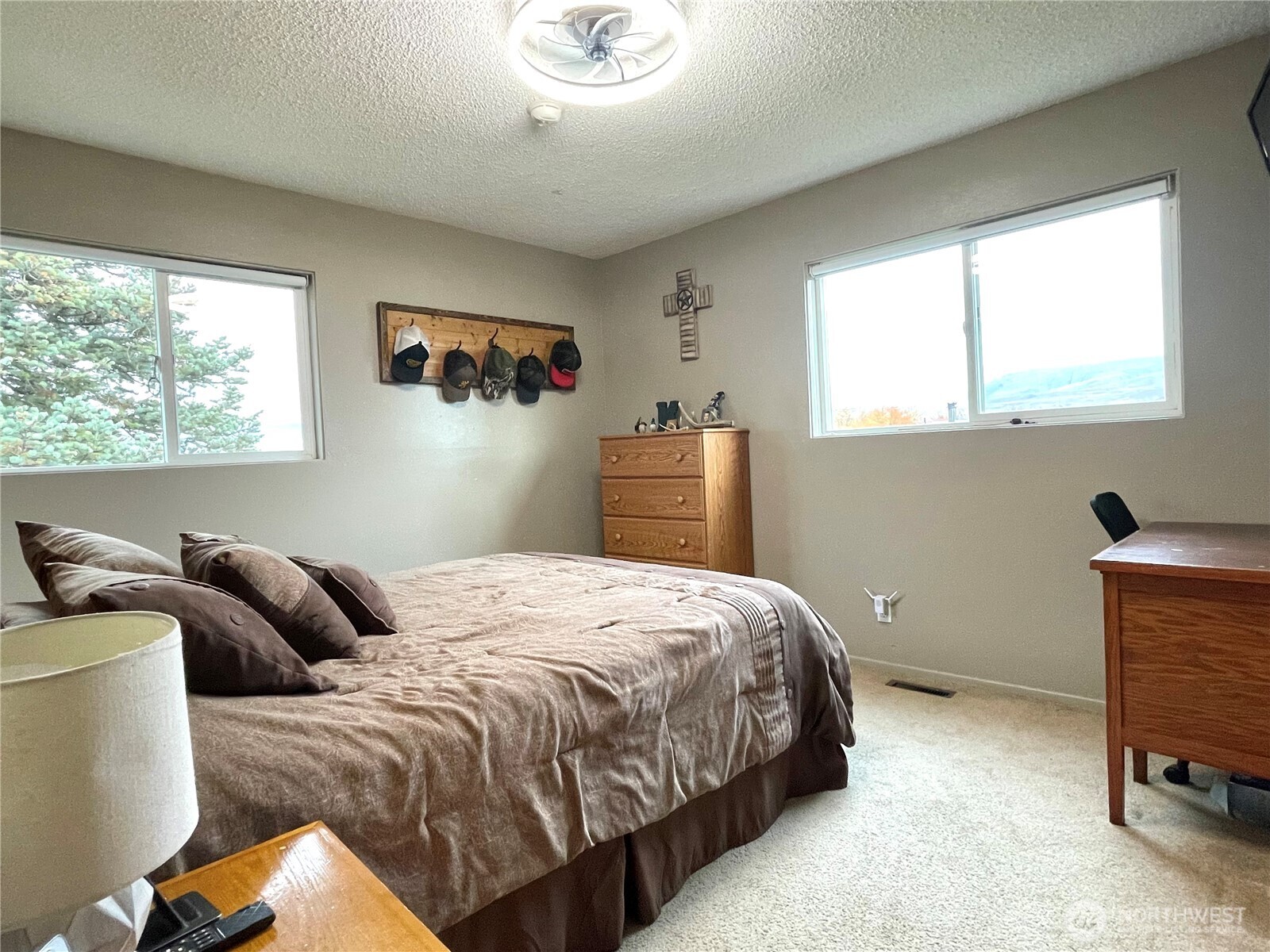 1180 4th Avenue North Okanogan, WA 98840 - Photo 20 of 40 a bedroom with a bed and a table