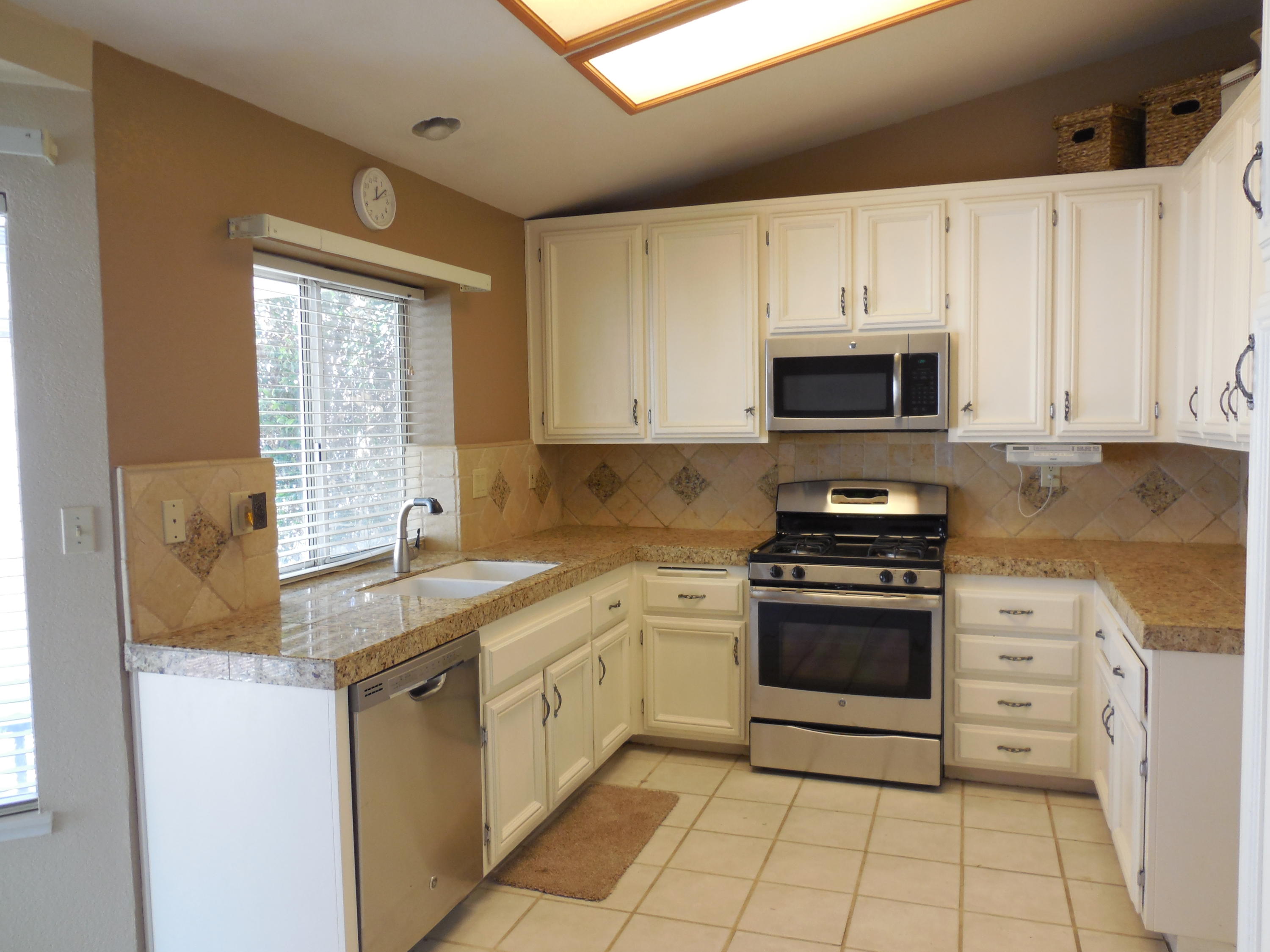 36539 Ramona Road Palmdale, CA 93550 - Photo 6 of 12 Kitchen