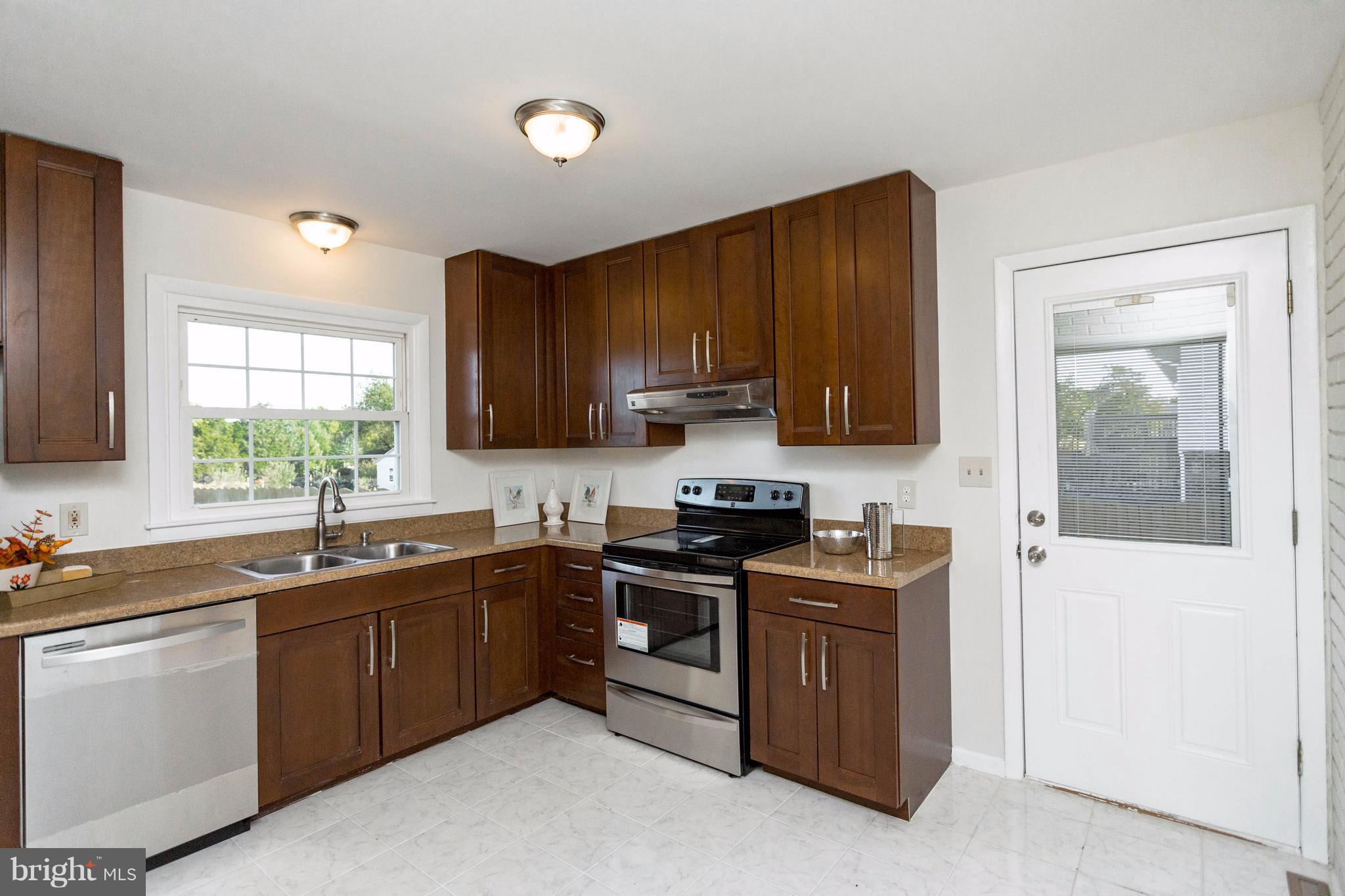 352 Poplar Road Fredericksburg, VA 22406 - Photo 8 of 30 Kitchen features all new Kenmore appliances