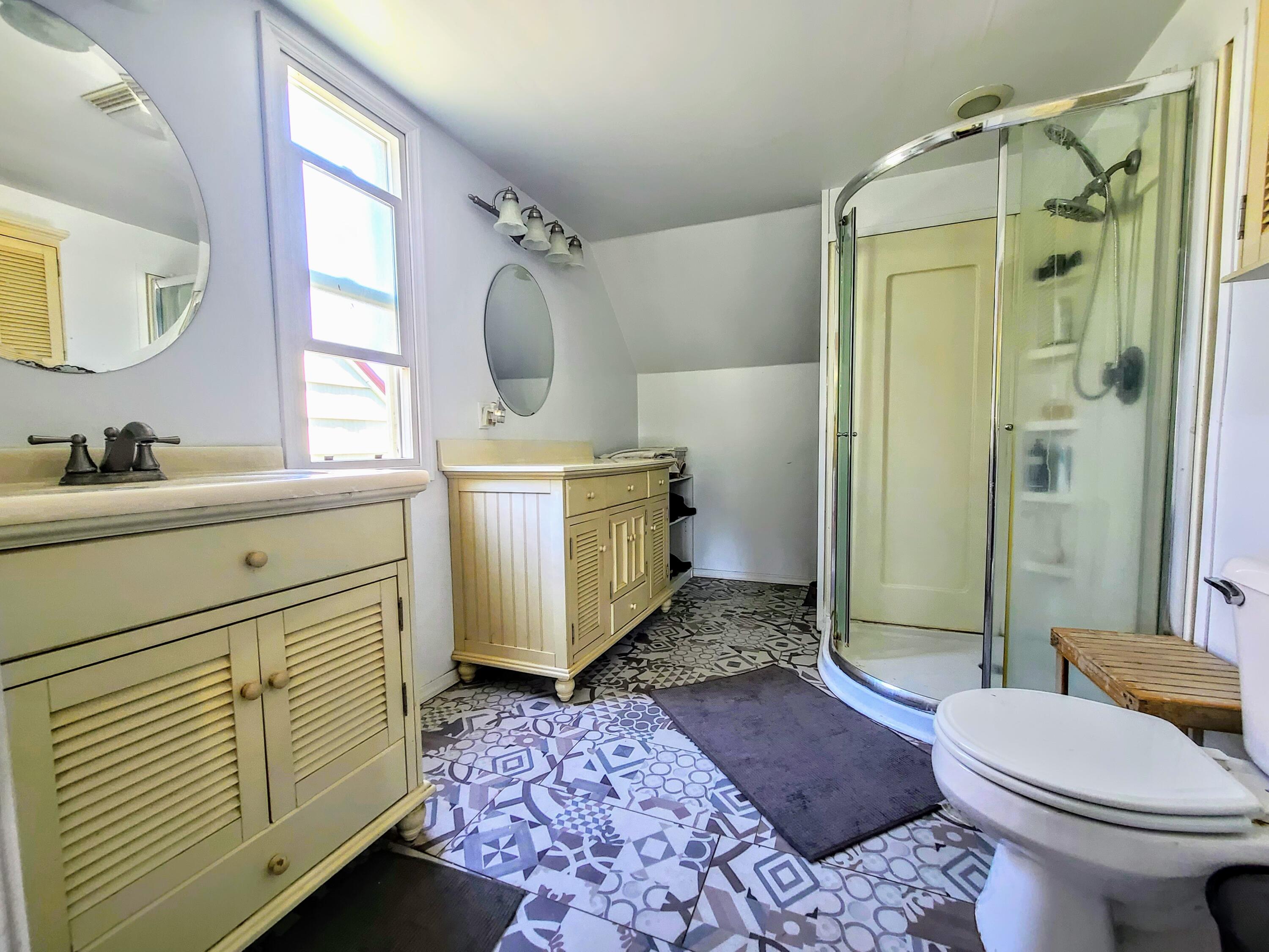 1120 Reddy Avenue Medford, OR 97504 - Photo 15 of 21 Upstairs Bath In