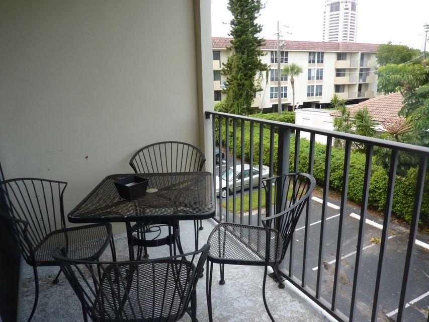 1000 Spanish River Road, Unit 3R Boca Raton, FL 33432 - Photo 2 of 23 1000 spanish river 3r 11