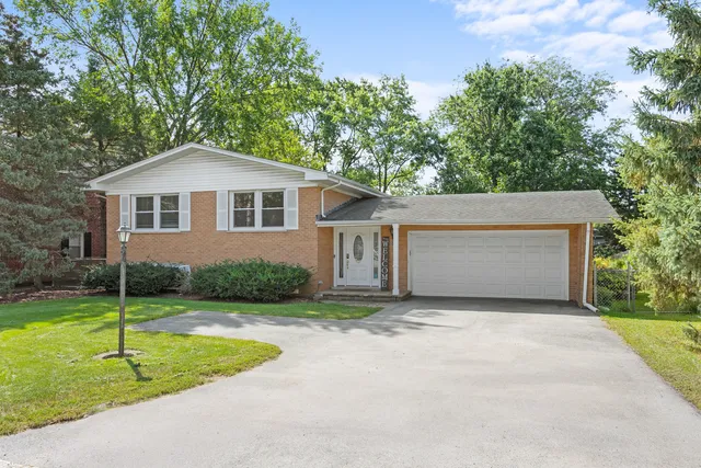 $449,900 | 573 Maple Avenue, Lisle, IL 60532