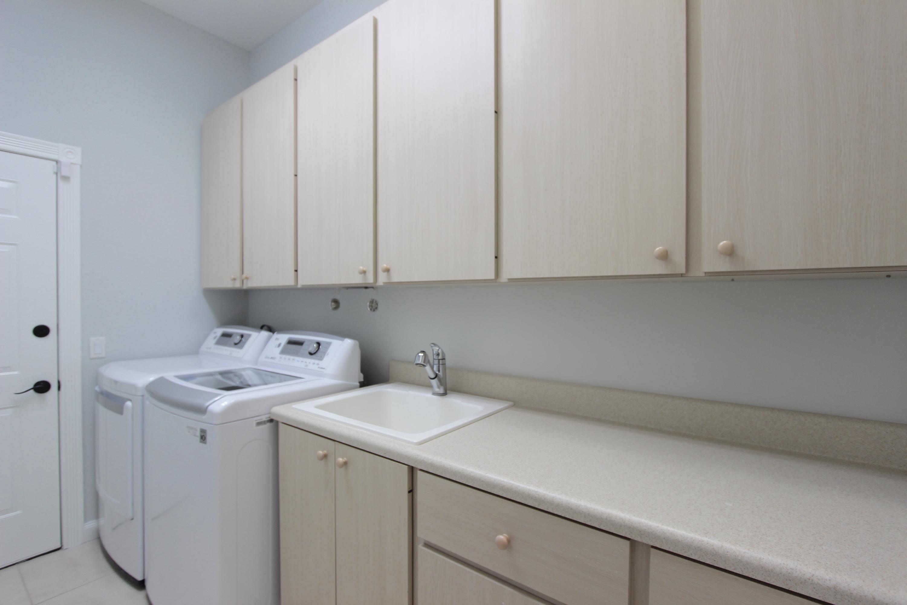 117 Hampton Circle Jupiter, FL 33458 - Photo 29 of 42 Laundry Room