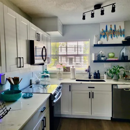 $1,600 | 749 South Ridgewood Avenue, Daytona Beach, FL 32114